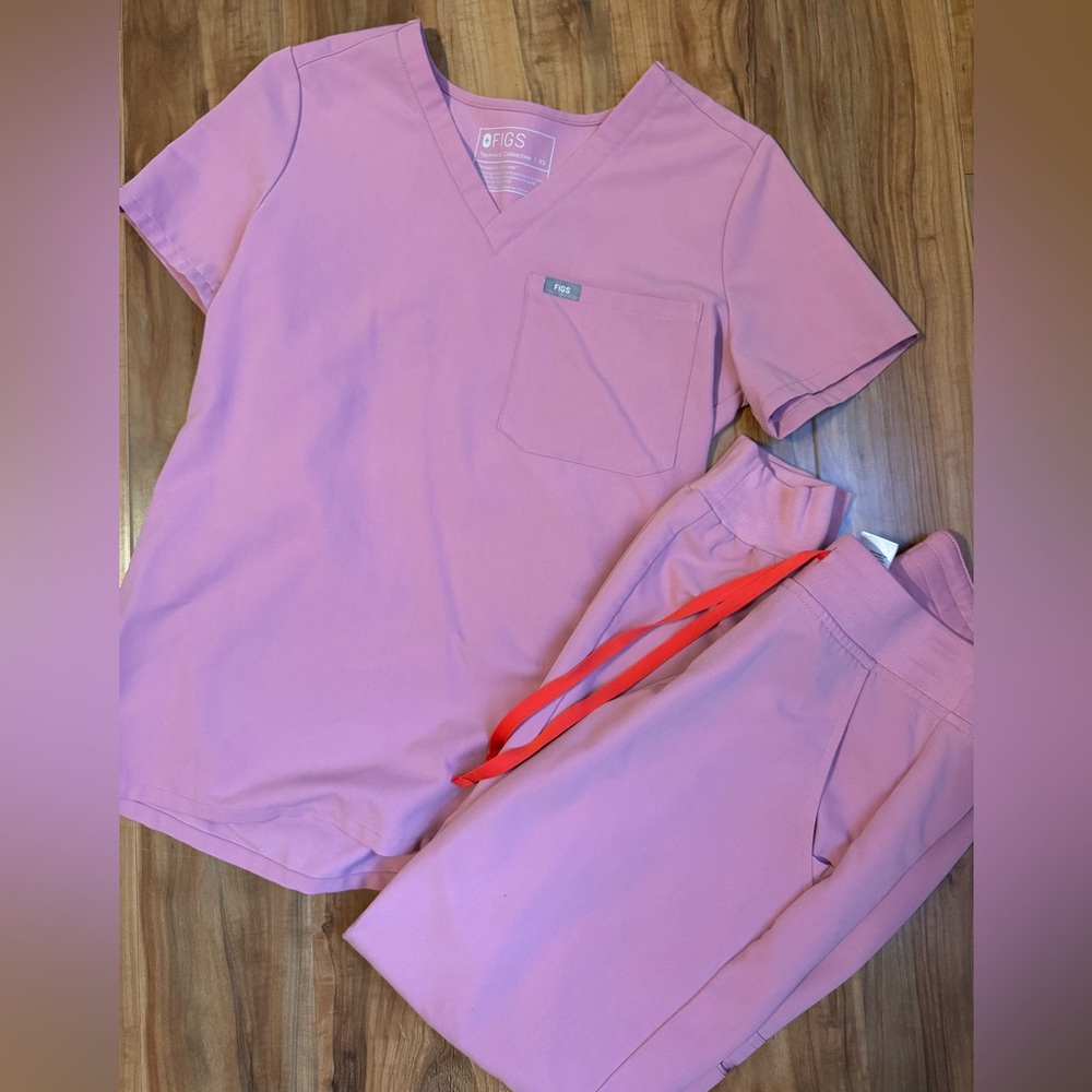 FIGS jogger set - chalk pink